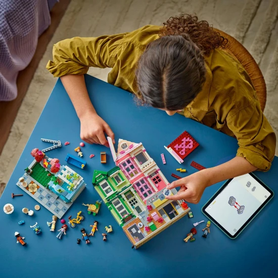 LEGO® Friends 42670 Apartmány a obchody Heartlake - tvůrčí stavebnice s 9 postavami, pekárnou, keramickým studiem a dalšími detaily.