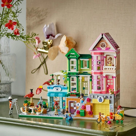LEGO® Friends 42670 Apartmány a obchody Heartlake - tvůrčí stavebnice s 9 postavami, pekárnou, keramickým studiem a dalšími detaily.