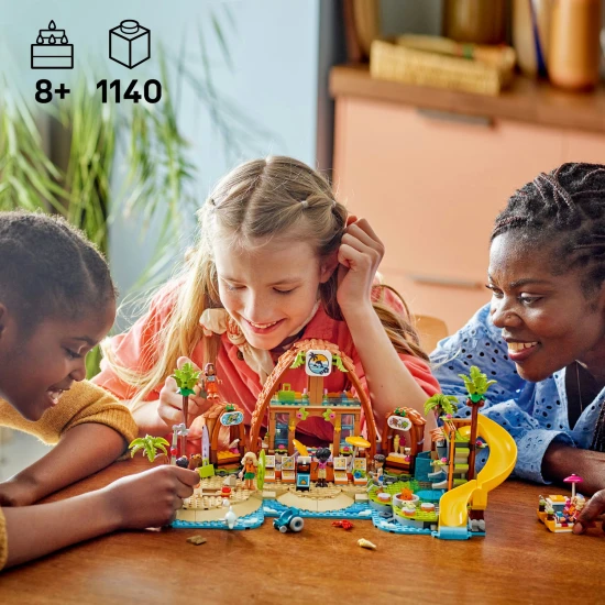LEGO Friends 42673 Rodinná dovolená u pláže – 6 minipanenek, delfín, želva a doplňky pro plážové a vodní hry