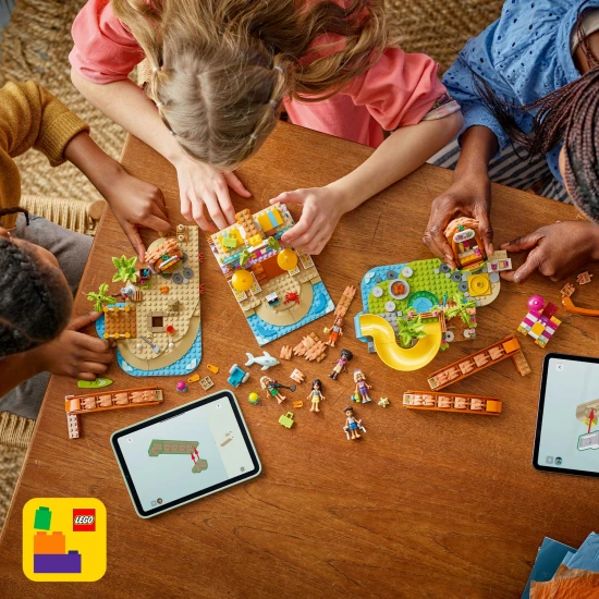LEGO Friends 42673 Rodinná dovolená u pláže – 6 minipanenek, delfín, želva a doplňky pro plážové a vodní hry