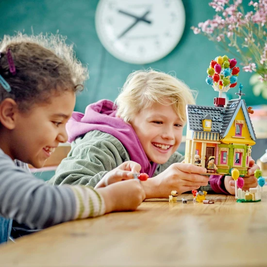 LEGO Disney Dům z filmu Vzhůru do oblak LEGO Disney Domeček z filmu Nahoru: Detailní model s balony, komínem a figurkami postav.