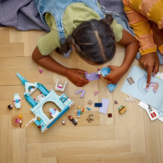 LEGO Disney Elsa a hrad z Ledového království LEGO stavebnice Ledové království: Elsa a hrad s minifigurkami Elsy a Anny, zvířátky Bruniho a malého soba, kuchyní, krbem, houpačkou, skluzavkou, táborákem a ledovou kánoí.