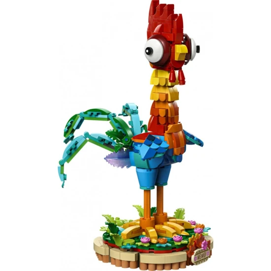 LEGO Disney Heihei Barevný LEGO model kohouta Heiheia z pohádky Odvážná Vaiana, stojící na výstavním podstavci.