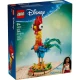 Barevný LEGO model kohouta Heiheia z pohádky Odvážná Vaiana, stojící na výstavním podstavci.