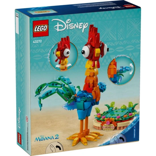LEGO Disney Heihei Barevný LEGO model kohouta Heiheia z pohádky Odvážná Vaiana, stojící na výstavním podstavci.