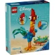 Barevný LEGO model kohouta Heiheia z pohádky Odvážná Vaiana, stojící na výstavním podstavci.