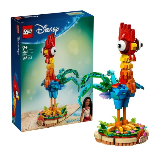 Barevný LEGO model kohouta Heiheia z pohádky Odvážná Vaiana, stojící na výstavním podstavci.