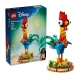 Barevný LEGO model kohouta Heiheia z pohádky Odvážná Vaiana, stojící na výstavním podstavci.