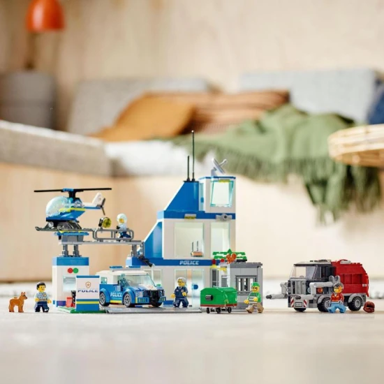 LEGO City: Realistická policejní stanice plná funkcí a vozidel