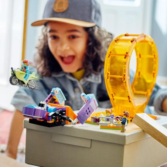 LEGO CITY Šimpanze kaskadérská smyčka Objev vzrušení s LEGO CITY kaskadérskou motorkou a šimpanzem