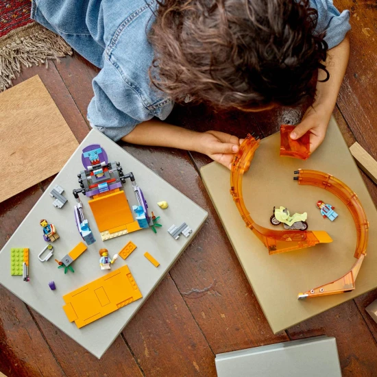 LEGO CITY Šimpanze kaskadérská smyčka Objev vzrušení s LEGO CITY kaskadérskou motorkou a šimpanzem