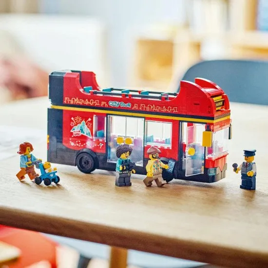 Vydejte se na dobrodružnou jízdu s parádním dvoupatrovým vyhlídkovým autobusem LEGO®. S možností usadit cestující a spoustou detailů včetně různých doplňků ke hraní, tento model nabízí úžasný výhled a zábavu na každou cestu.