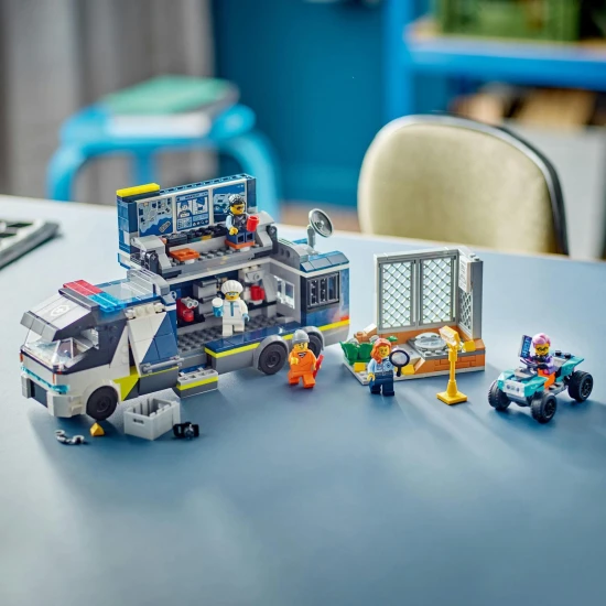 Vstupte do světa vyšetřování s LEGO® City Mobilní kriminalistickou laboratoří! Náklaďák ukrývá dvoupatrovou laboratoř s pracovišti, vězením a minifigurkami policistů, vědce a zločinců pro napínavá dobrodružství!