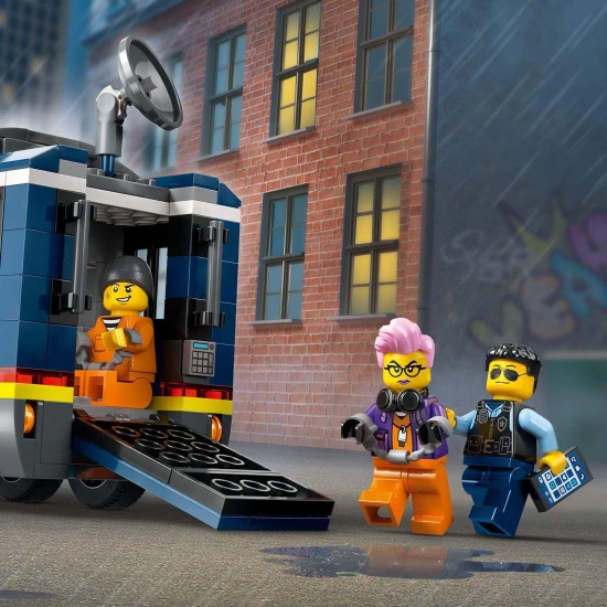 Vstupte do světa vyšetřování s LEGO® City Mobilní kriminalistickou laboratoří! Náklaďák ukrývá dvoupatrovou laboratoř s pracovišti, vězením a minifigurkami policistů, vědce a zločinců pro napínavá dobrodružství!