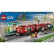 LEGO City tramvajová zastávka s kavárnou, automatem na lístky a prostornou tramvají se 2 kabinami pro řidiče a pohodlnými sedadly pro cestující.