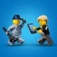 Odtahový vůz LEGO® s řidičem v pohodlné kabině, odolnými širokými pneumatikami a funkčním navijákem, který odtahuje zkažený sporťák, připravený na pomoc v každé situaci.
