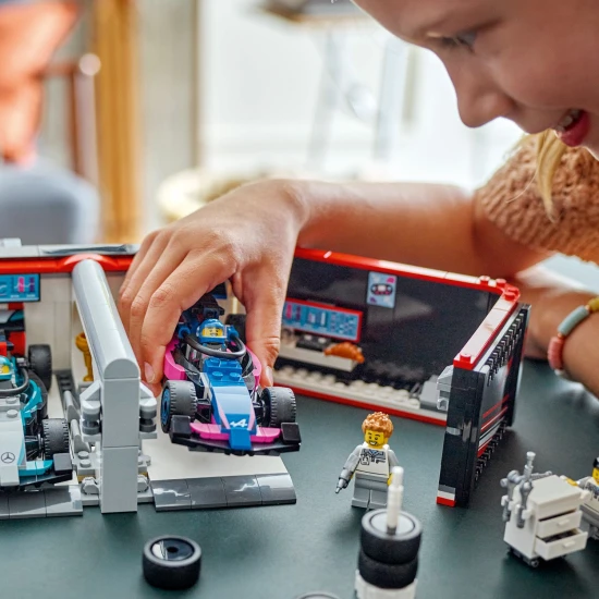 LEGO CITY 60444 Garáž F1 a auta Mercedes-AMG a Alpine LEGO CITY Garáž F1® se závodními vozy Mercedes-AMG a Alpine připravenými ke startu.