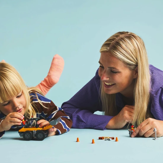 LEGO CITY 60450 Žlutý kolový nakladač LEGO CITY Žlutý stavební lopatový nakladač připravený k práci v náročném terénu