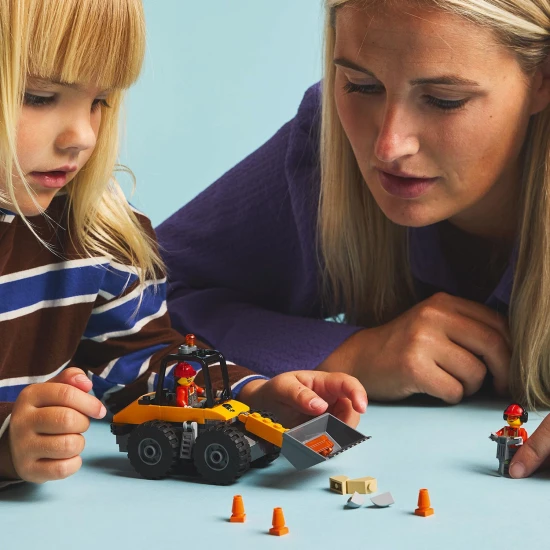 LEGO CITY 60450 Žlutý kolový nakladač LEGO CITY Žlutý stavební lopatový nakladač připravený k práci v náročném terénu