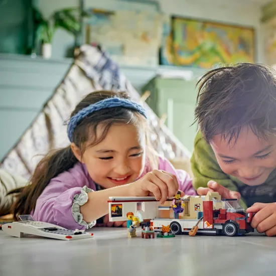 Dobrodružství na kolech: LEGO CITY Prázdninový karavan 