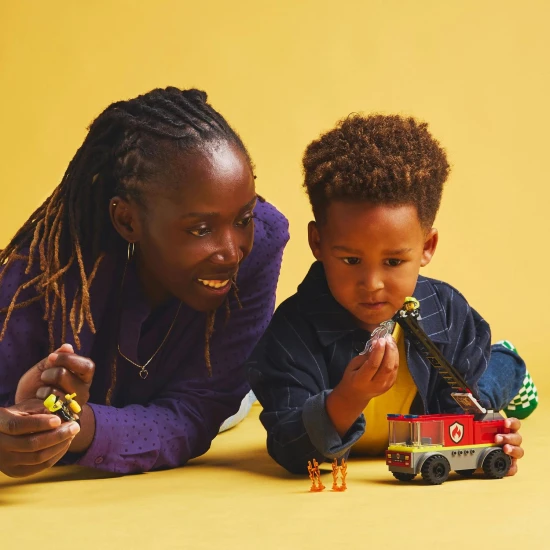 LEGO CITY Hasičské auto s žebříkem připravené k zásahu při požáru