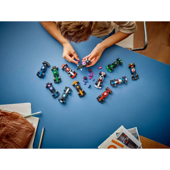 LEGO F1 71049 sběratelské závodní auto, minifigurka s přilbou a koly