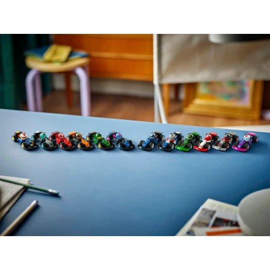 LEGO F1 71049 sběratelské závodní auto, minifigurka s přilbou a koly