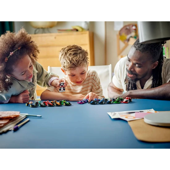 LEGO F1 71049 sběratelské závodní auto, minifigurka s přilbou a koly