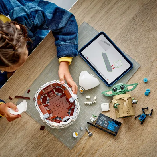 LEGO Grogu™ ve vznášejícím se kočárku – detailní stavebnice s pohyblivými částmi pro fanoušky Star Wars.