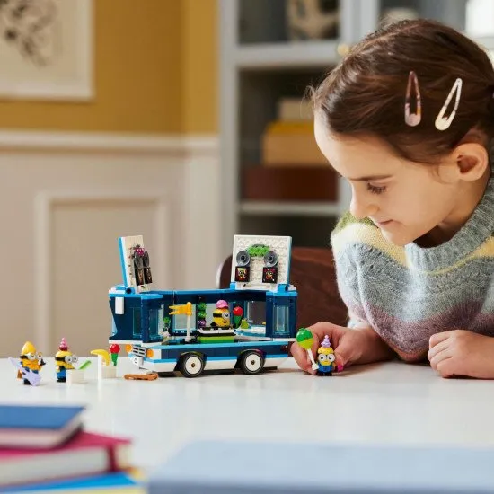 LEGO Já, padouch 4 75581 Mimoni a hudební párty autobus LEGO Já, padouch 4 75581 Mimoni a jejich hudební párty autobus – kreativní stavebnice s otevíracím autobusem, párty vybavením a 4 figurkami Mimoňů včetně Mega Mimoňa Gusa.