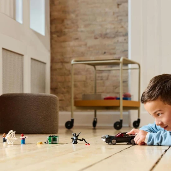 LEGO Spider-Man vs. Venom 76309 – Výkonný sporťák s minifigurkami Spider-Mana, Venoma a Spider-Woman