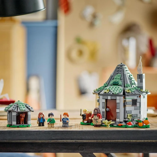 LEGO Harry Potter Hagridova chatrč: Nečekaná návštěva Objev svět kouzelníků v LEGO Hagridově chatrči s minifigurkami