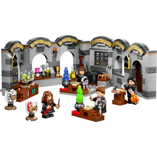 LEGO Harry Potter Bradavický hrad: Hodina lektvarů LEGO Hodina lektvarů, Bradavická učebna lektvarů LEGO, Profesor Severus Snape LEGO, Hermiona Grangerová LEGO, Pansy Parkinsonová LEGO, Seamus Finnigan LEGO, LEGO rokfortské portréty