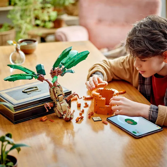 LEGO Harry Potter Mandragora v květináči s pohyblivými listy a tělem, inspirovaná filmovou sérií.