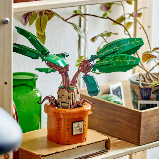 LEGO Harry Potter Mandragora v květináči s pohyblivými listy a tělem, inspirovaná filmovou sérií.