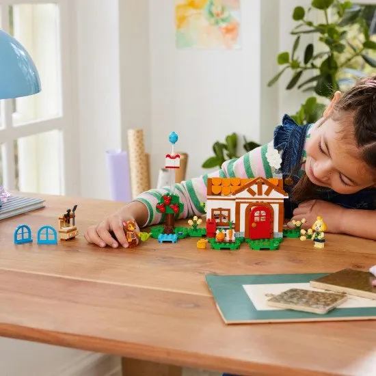 LEGO Animal Crossing 77049 Návštěva u Isabelle Navštivte s Isabelle domů Fauna si stavebnicí LEGO.