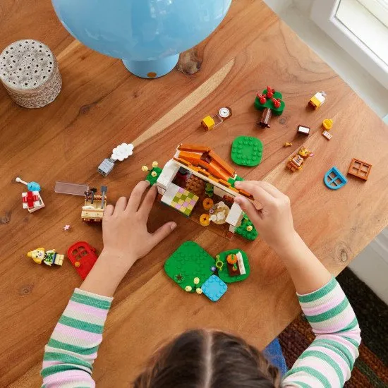 LEGO Animal Crossing 77049 Návštěva u Isabelle Navštivte s Isabelle domů Fauna si stavebnicí LEGO.