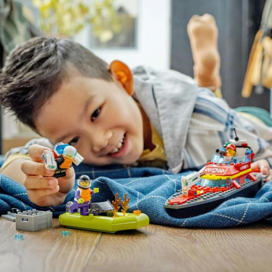 Vzrušující dobrodružství na vás čekají v této stavebnici, která obsahuje výkonnou loď a nafukovací motorový člun.