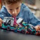 Závodní auto s funkční nakládací rampou děti ohromí. LEGO City Kamión se závodním autem.