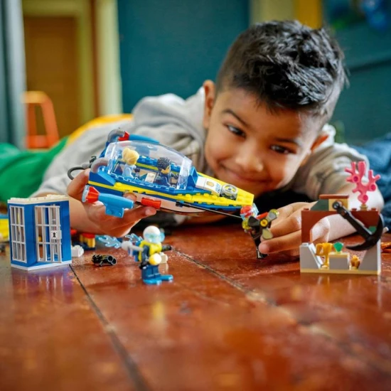 LEGO City Mise detektiva pobřežní stráže Vystavte si své LEGO dobrodružství způsobem, jako nikdy předtím! Stáhněte si bezplatnou appku a řiďte se digitálním příběhem.