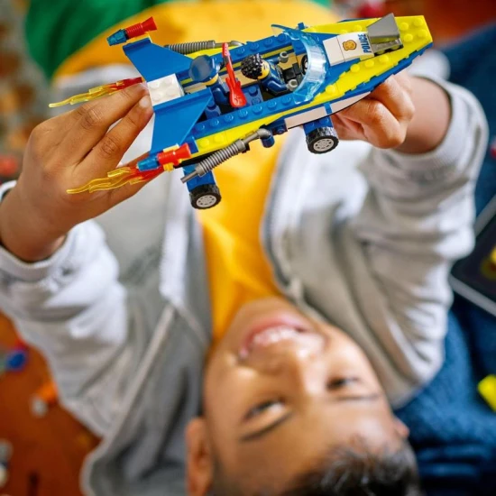 LEGO City Mise detektiva pobřežní stráže Vystavte si své LEGO dobrodružství způsobem, jako nikdy předtím! Stáhněte si bezplatnou appku a řiďte se digitálním příběhem.