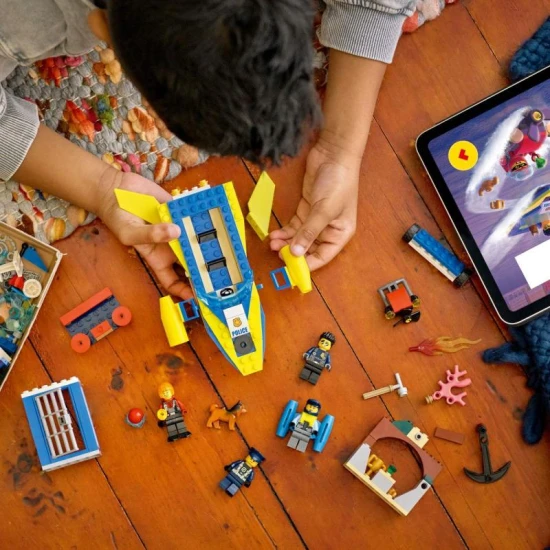 LEGO City Mise detektiva pobřežní stráže Vystavte si své LEGO dobrodružství způsobem, jako nikdy předtím! Stáhněte si bezplatnou appku a řiďte se digitálním příběhem.