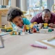Děti se mohou stát každodenními stavbaři s touto stavebnicí LEGO City Vozidla ze stavby a demoliční koule.