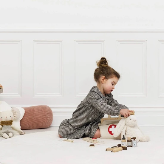 Le Toy Van Veterinární sada v taštičce 10 ks Sada pro děti, které milují hru na lékaře.