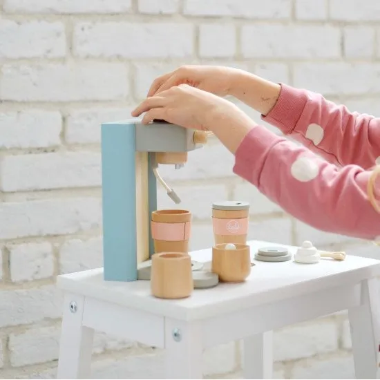 Dřevěný kávovar Tasty s příslušenstvím pro malé baristy.