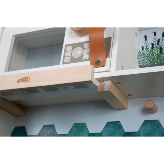 Detska drevena kuchynka Tasty bila se svetlem, zvukem a kovovymi doplnky