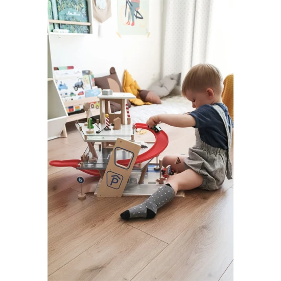 Třípatrová garáž s magnetickými prvky pro malé závodníky.