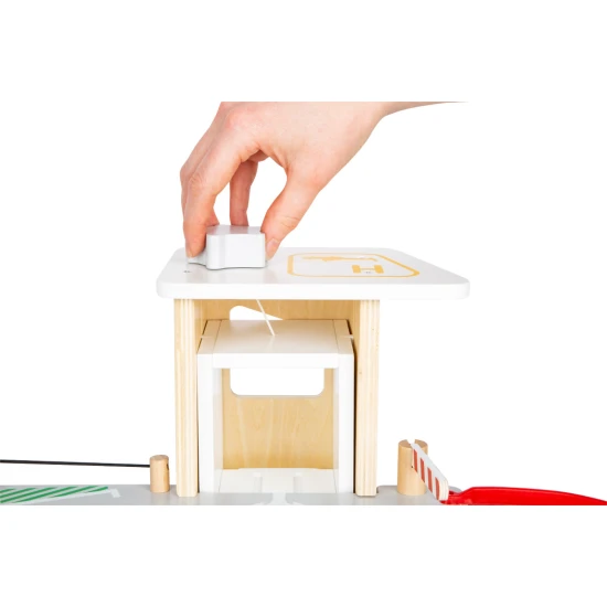 Třípatrová garáž s magnetickými prvky pro malé závodníky.