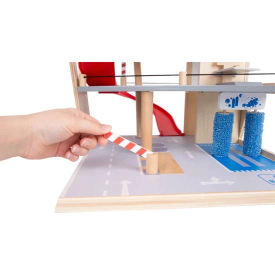 Třípatrová garáž s magnetickými prvky pro malé závodníky.