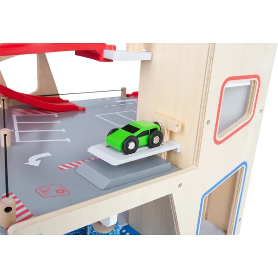 Třípatrová garáž s magnetickými prvky pro malé závodníky.